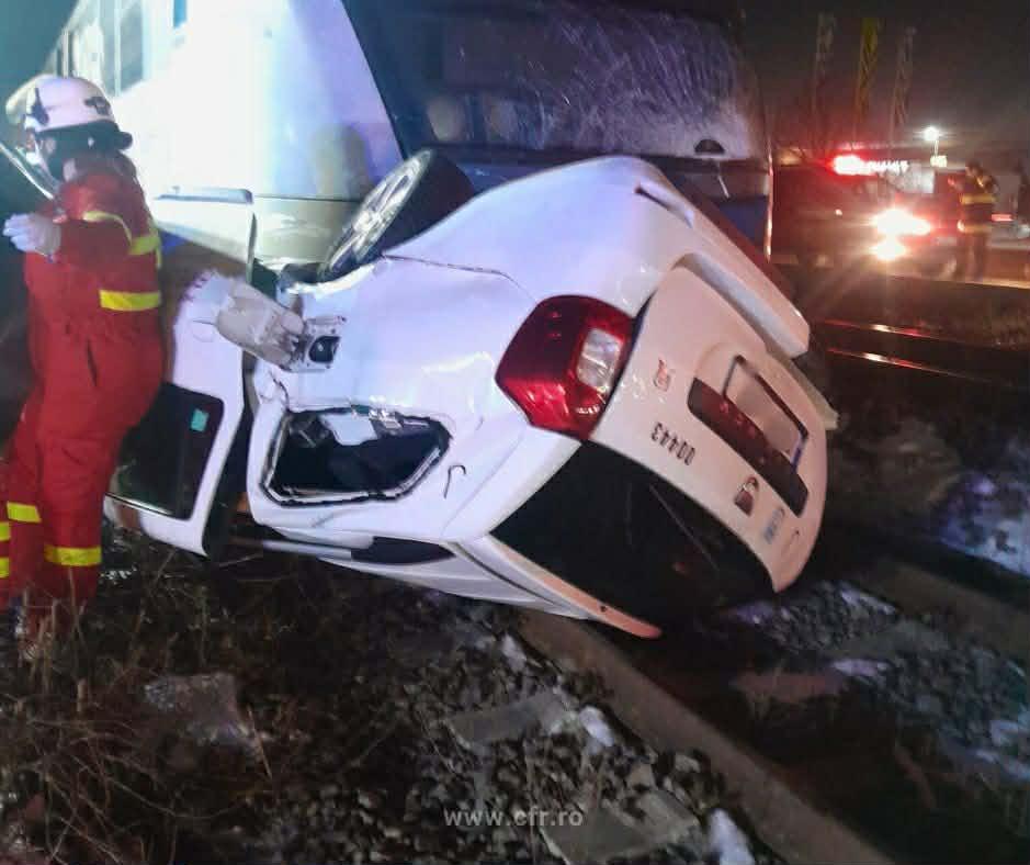 O mașină a fost spulberată de un tren CFR, lângă București: Un bărbat a rămas încarcerat 1039861