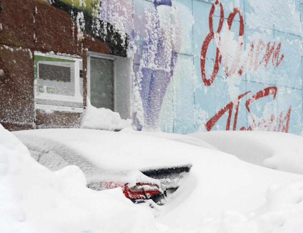 Oamenii au ieșit din case pe geam și au mers pe mașinile îngropate în zăpadă. Ninsori cum nu s-au mai văzut din 1970 în Kamceatka 1039727