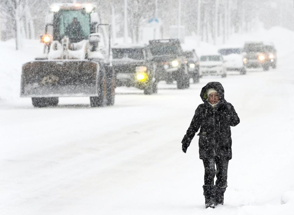 Oamenii au ieșit din case pe geam și au mers pe mașinile îngropate în zăpadă. Ninsori cum nu s-au mai văzut din 1970 în Kamceatka 1039728
