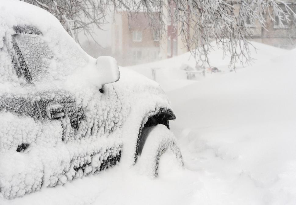 Oamenii au ieșit din case pe geam și au mers pe mașinile îngropate în zăpadă. Ninsori cum nu s-au mai văzut din 1970 în Kamceatka 1039729