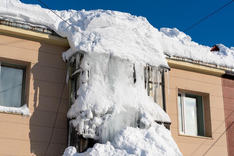 Oamenii au ieșit din case pe geam și au mers pe mașinile îngropate în zăpadă. Ninsori cum nu s-au mai văzut din 1970 în Kamceatka 1039730