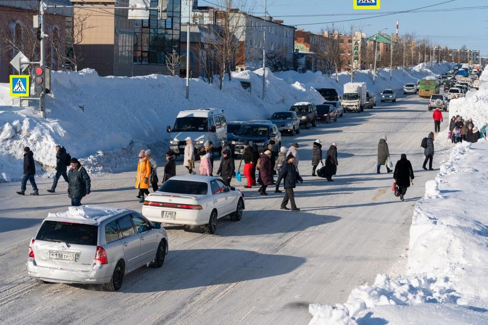 Oamenii au ieșit din case pe geam și au mers pe mașinile îngropate în zăpadă. Ninsori cum nu s-au mai văzut din 1970 în Kamceatka 1039733