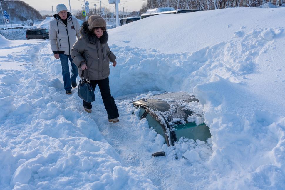 Oamenii au ieșit din case pe geam și au mers pe mașinile îngropate în zăpadă. Ninsori cum nu s-au mai văzut din 1970 în Kamceatka 1039736