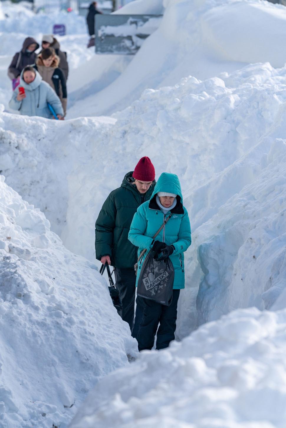 Oamenii au ieșit din case pe geam și au mers pe mașinile îngropate în zăpadă. Ninsori cum nu s-au mai văzut din 1970 în Kamceatka 1039742