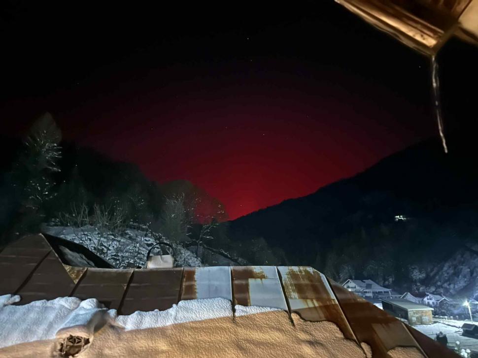 Spectacol de culori pe cer. Aurora boreală, vizibilă în mai multe județe din România, după furtuna solară 1039563