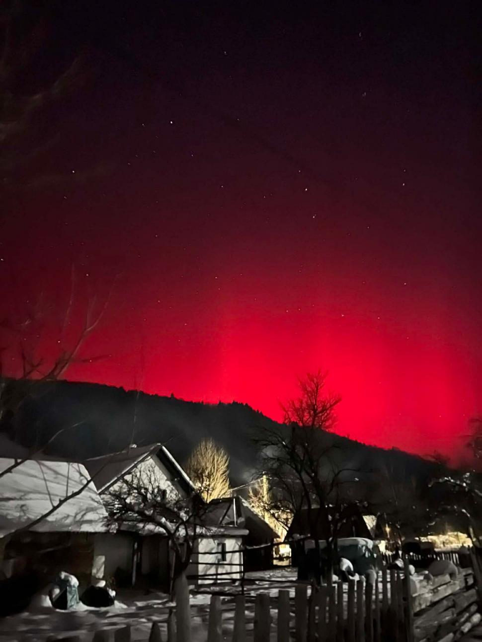 Spectacol de culori pe cer. Aurora boreală, vizibilă în mai multe județe din România, după furtuna solară 1039567