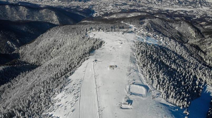 A fost deschisă cea mai lungă pârtie de schi din ţară, la Straja. Ce lungime are și cum se ajunge acolo: Zăpada ajunge și la 2 metri 1040296
