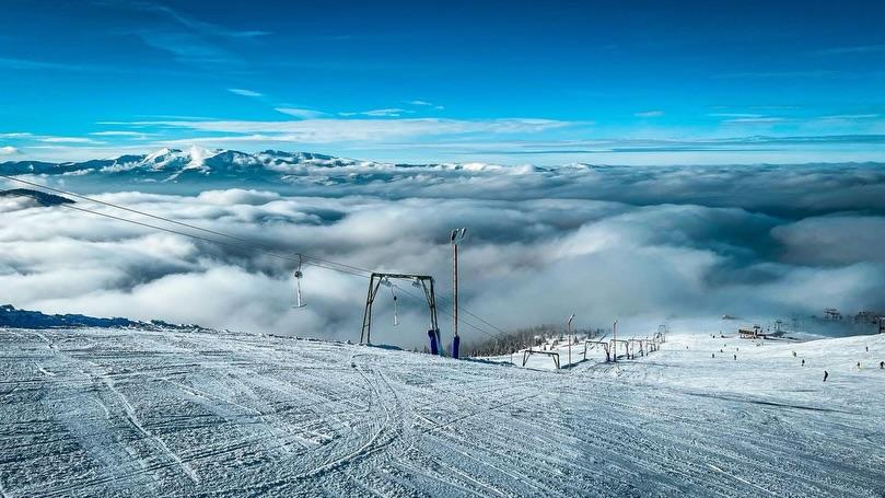 A fost deschisă cea mai lungă pârtie de schi din ţară, la Straja. Ce lungime are și cum se ajunge acolo: Zăpada ajunge și la 2 metri 1040297