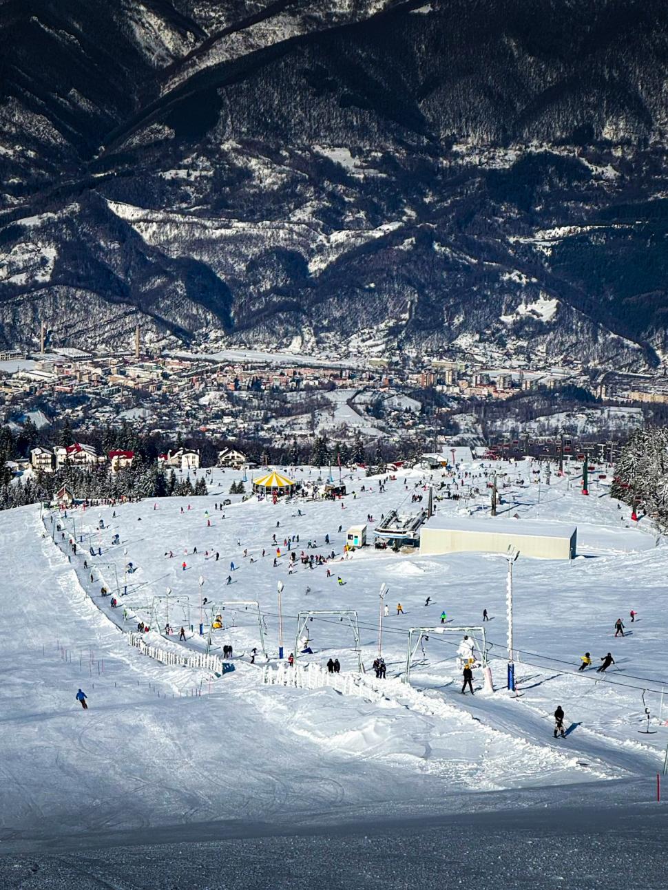 A fost deschisă cea mai lungă pârtie de schi din ţară, la Straja. Ce lungime are și cum se ajunge acolo: Zăpada ajunge și la 2 metri 1040300