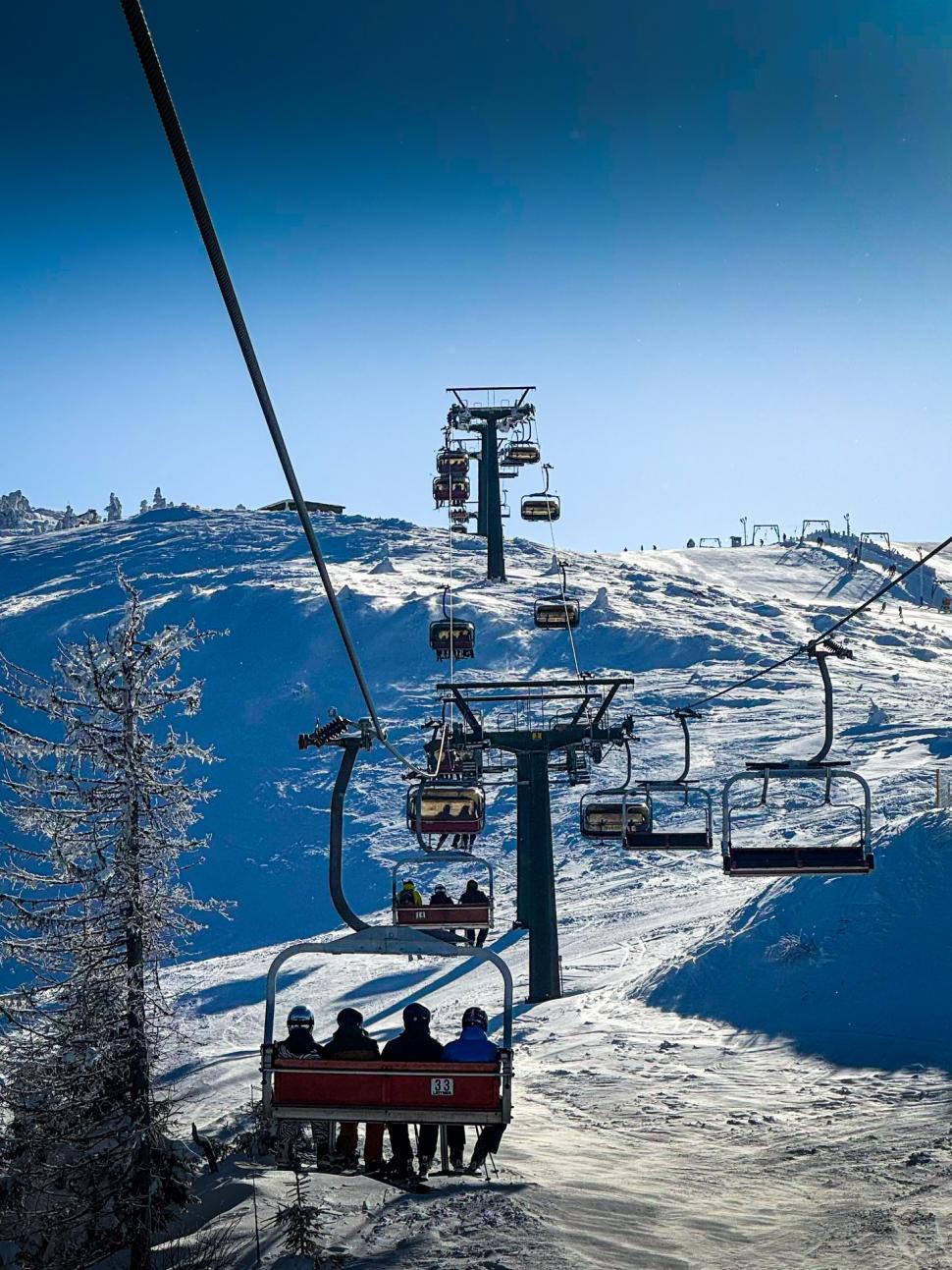 A fost deschisă cea mai lungă pârtie de schi din ţară, la Straja. Ce lungime are și cum se ajunge acolo: Zăpada ajunge și la 2 metri 1040301