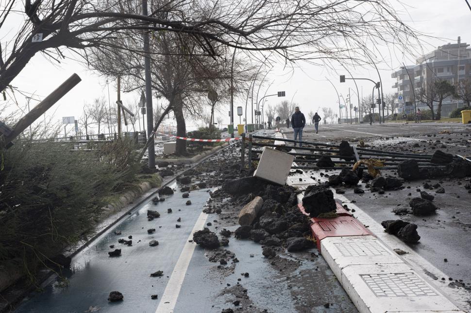 Ciclonul „Harry” a lovit bazinul Mediteranei cu valuri de 16 m și rafale de 138 km/h: Imagini apocaliptice din Grecia, Italia și Malta 1040349