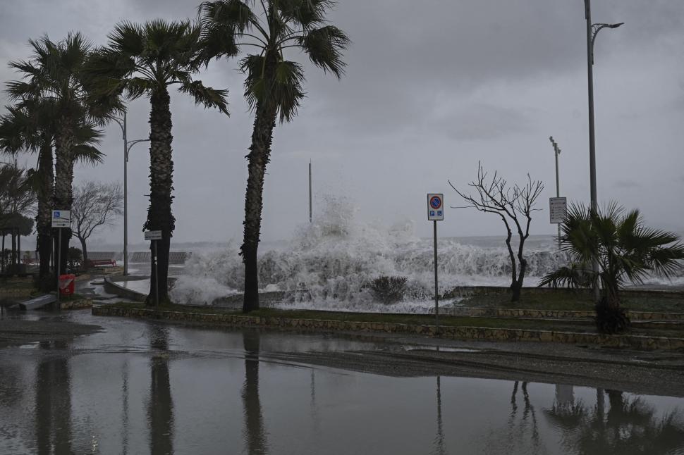 Ciclonul „Harry” a lovit bazinul Mediteranei cu valuri de 16 m și rafale de 138 km/h: Imagini apocaliptice din Grecia, Italia și Malta 1040351