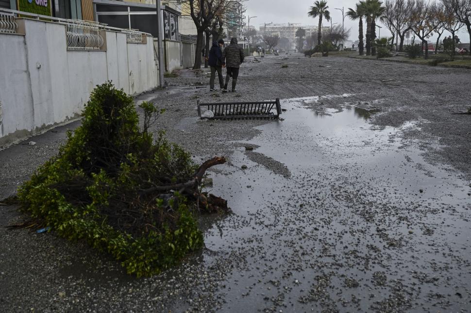 Ciclonul „Harry” a lovit bazinul Mediteranei cu valuri de 16 m și rafale de 138 km/h: Imagini apocaliptice din Grecia, Italia și Malta 1040352