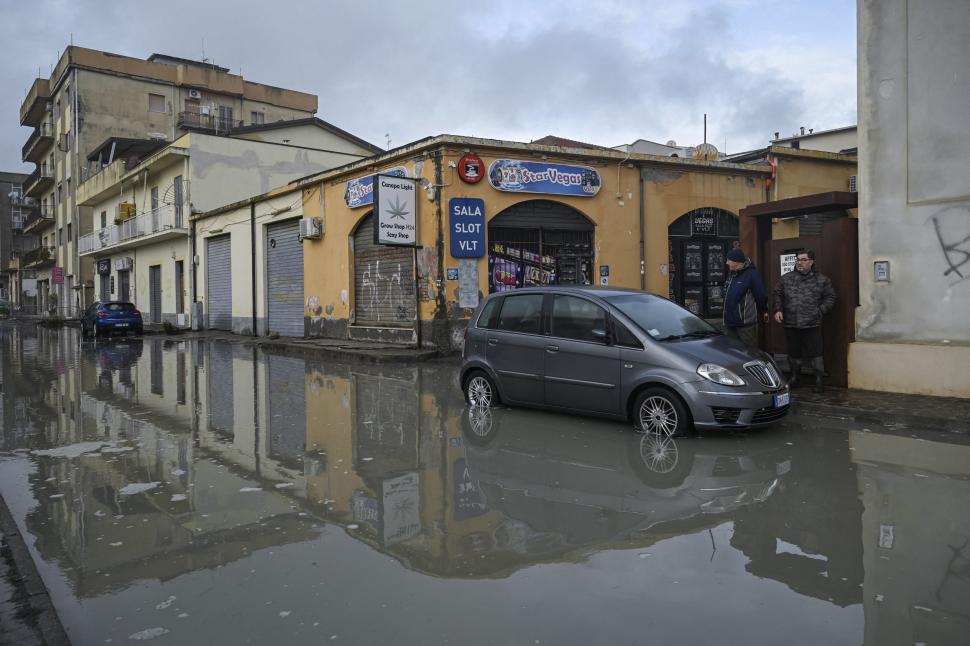 Ciclonul „Harry” a lovit bazinul Mediteranei cu valuri de 16 m și rafale de 138 km/h: Imagini apocaliptice din Grecia, Italia și Malta 1040356
