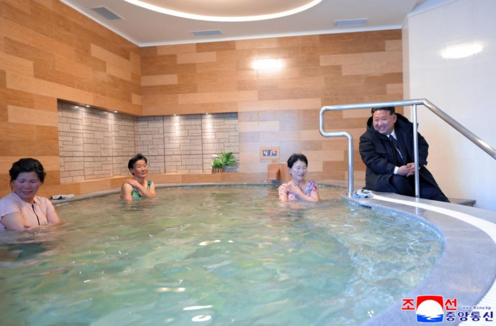 Îmbrăcat în pufoaică, Kim râde cu poftă împreună cu femei în costum de baie dintr-o piscină fierbinte. Imagini comice în Coreea de Nord 1040315