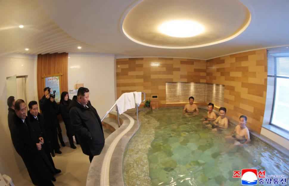 Îmbrăcat în pufoaică, Kim râde cu poftă împreună cu femei în costum de baie dintr-o piscină fierbinte. Imagini comice în Coreea de Nord 1040316