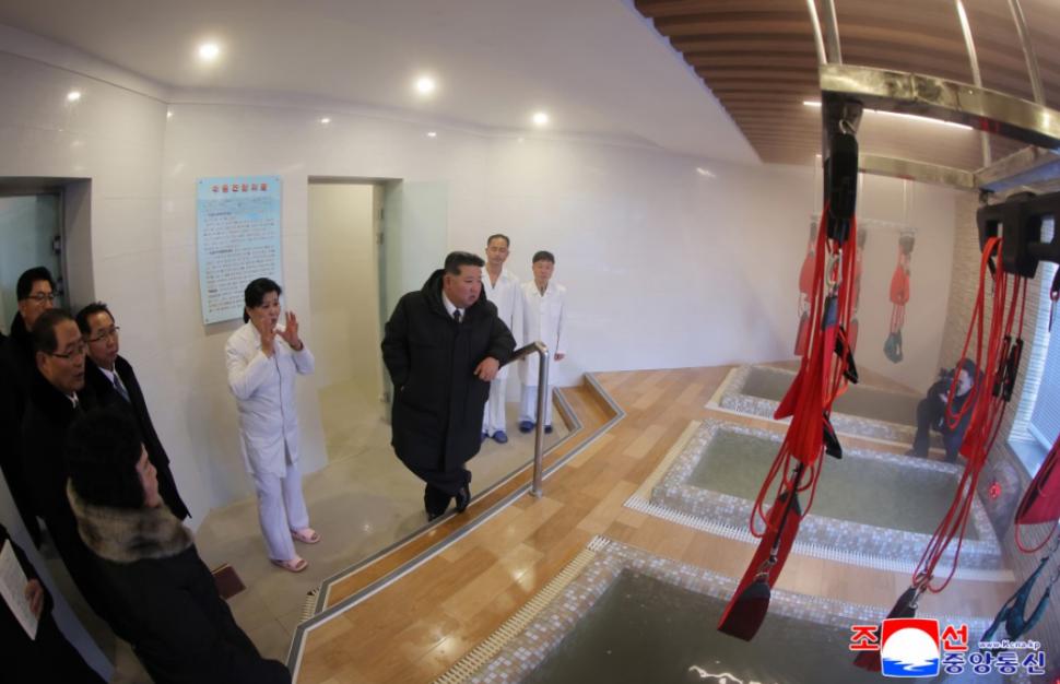 Îmbrăcat în pufoaică, Kim râde cu poftă împreună cu femei în costum de baie dintr-o piscină fierbinte. Imagini comice în Coreea de Nord 1040317