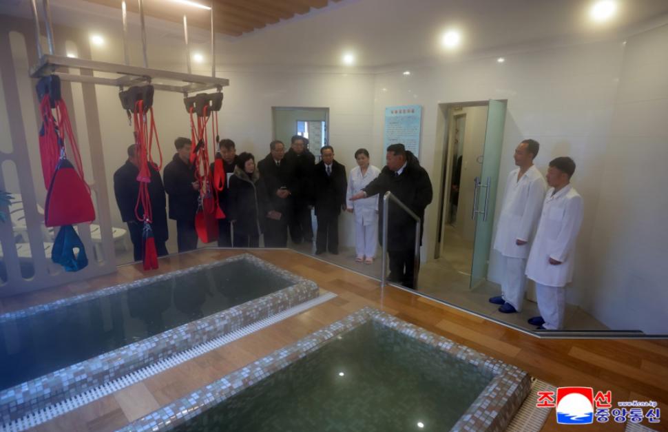 Îmbrăcat în pufoaică, Kim râde cu poftă împreună cu femei în costum de baie dintr-o piscină fierbinte. Imagini comice în Coreea de Nord 1040318