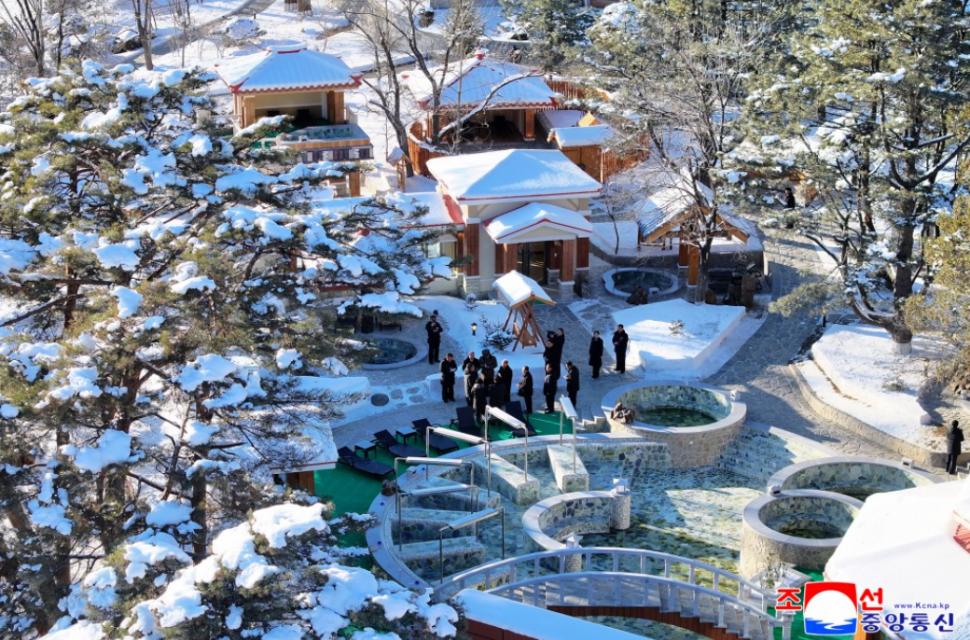 Îmbrăcat în pufoaică, Kim râde cu poftă împreună cu femei în costum de baie dintr-o piscină fierbinte. Imagini comice în Coreea de Nord 1040320