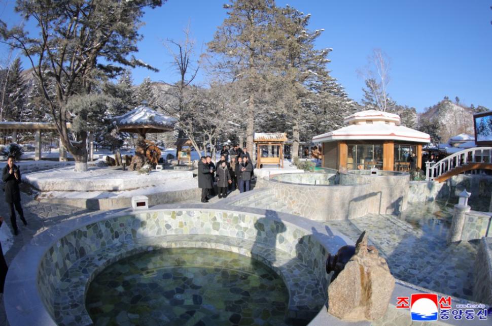 Îmbrăcat în pufoaică, Kim râde cu poftă împreună cu femei în costum de baie dintr-o piscină fierbinte. Imagini comice în Coreea de Nord 1040321