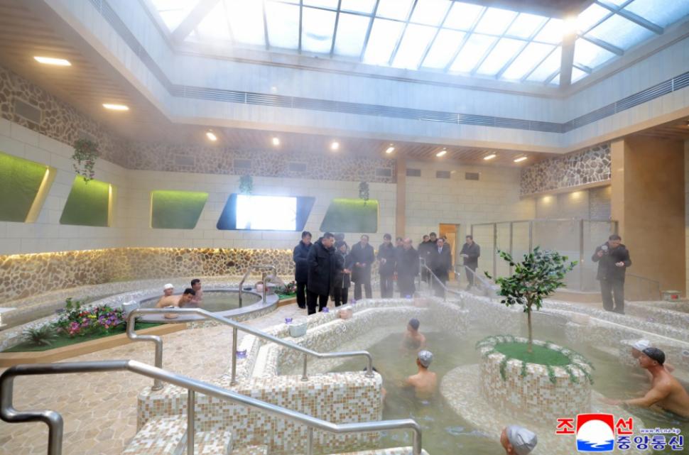 Îmbrăcat în pufoaică, Kim râde cu poftă împreună cu femei în costum de baie dintr-o piscină fierbinte. Imagini comice în Coreea de Nord 1040324