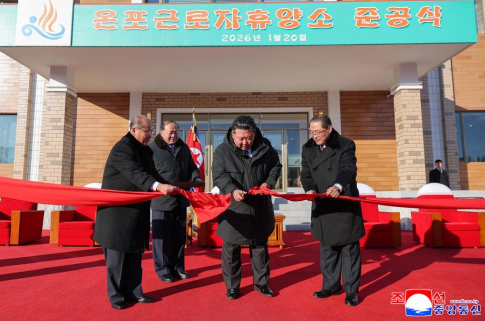 Îmbrăcat în pufoaică, Kim râde cu poftă împreună cu femei în costum de baie dintr-o piscină fierbinte. Imagini comice în Coreea de Nord 1040325