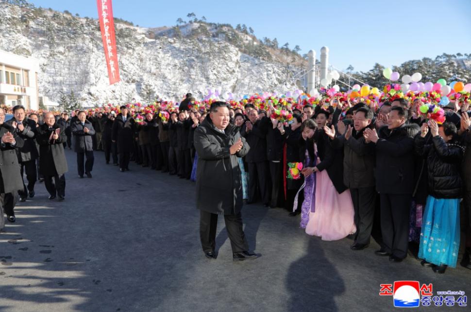 Îmbrăcat în pufoaică, Kim râde cu poftă împreună cu femei în costum de baie dintr-o piscină fierbinte. Imagini comice în Coreea de Nord 1040326