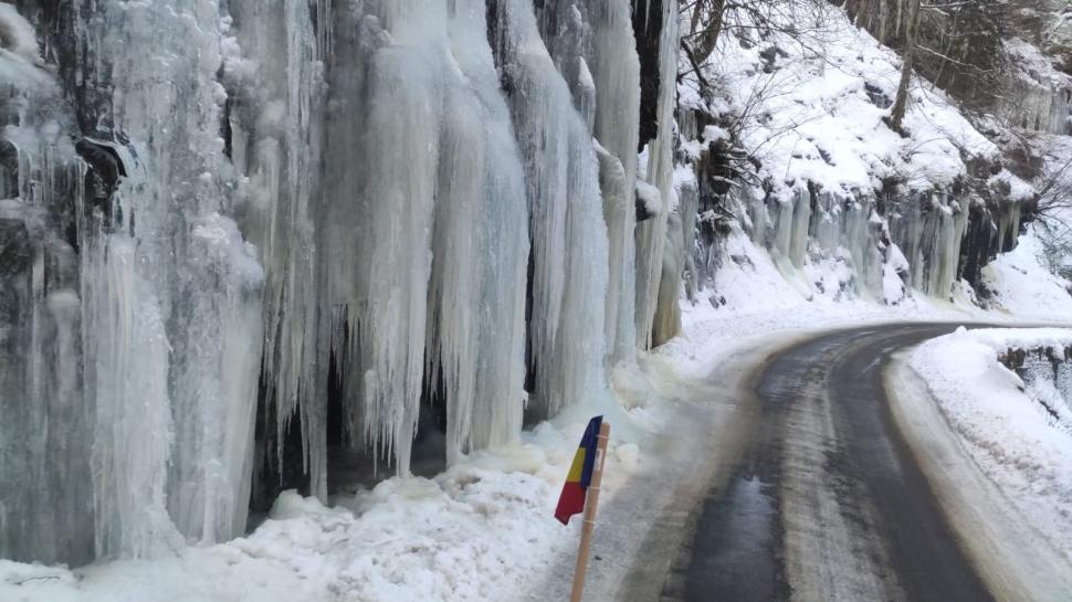 Peisaj spectaculos în Cheile Jiețului, pe DN 7A, unde stâncile au fost acoperite de cascade înghețate și țurțuri masivi 1040392