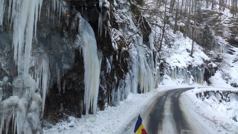 Peisaj spectaculos în Cheile Jiețului, pe DN 7A, unde stâncile au fost acoperite de cascade înghețate și țurțuri masivi 1040393