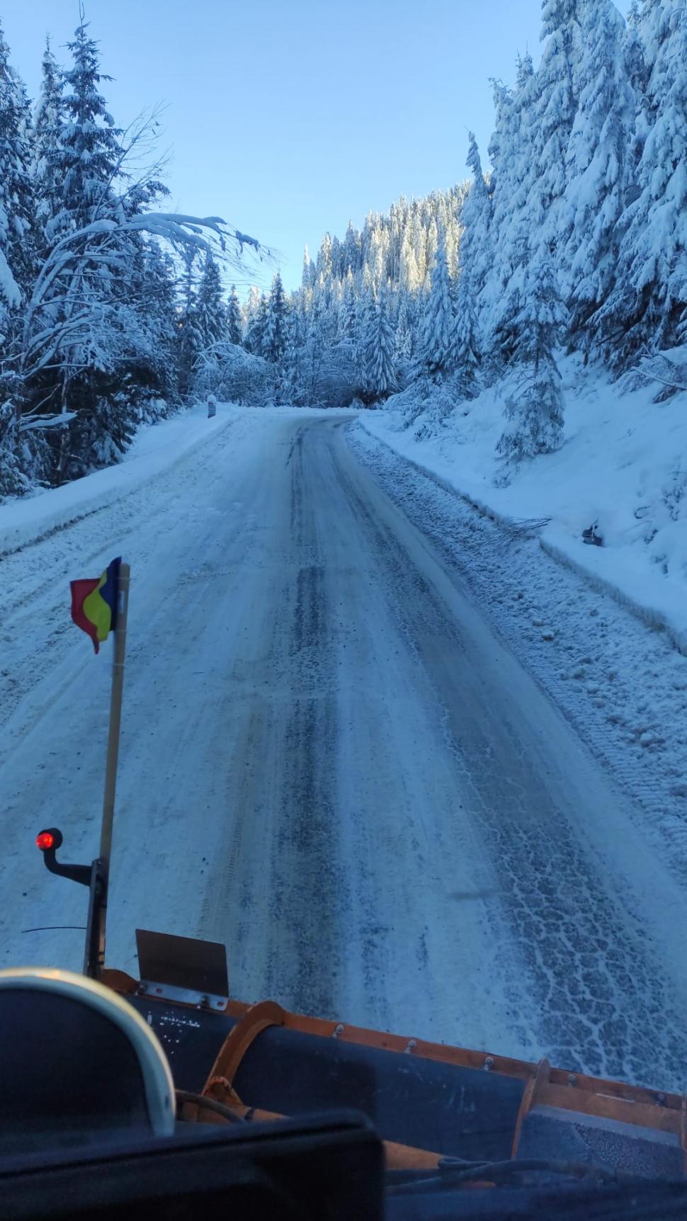 Peisaj spectaculos în Cheile Jiețului, pe DN 7A, unde stâncile au fost acoperite de cascade înghețate și țurțuri masivi 1040394