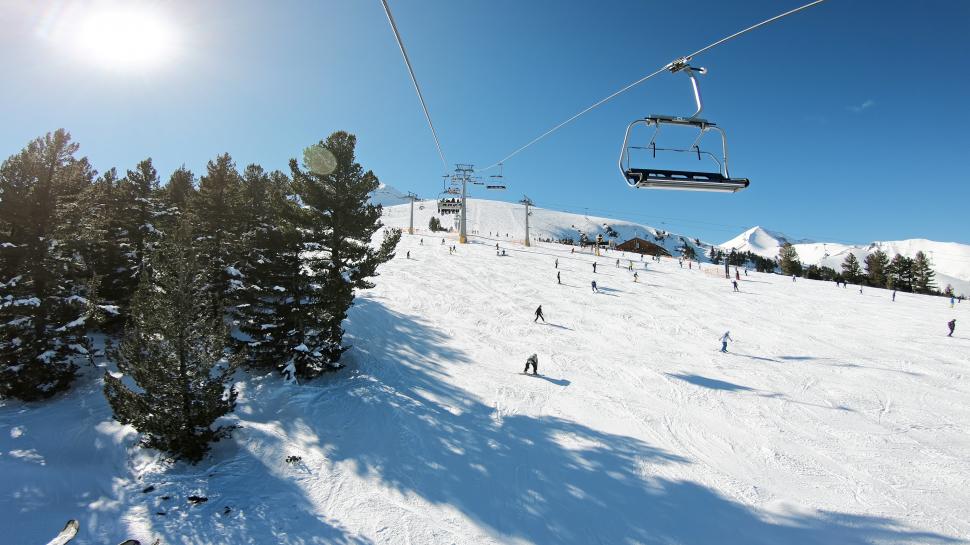 Cea mai accesibilă staţiune de schi din Europa în 2026 e lângă țara noastră: Mulți români aleg pârtiile de acolo. Cât costă un ski pass 1040608