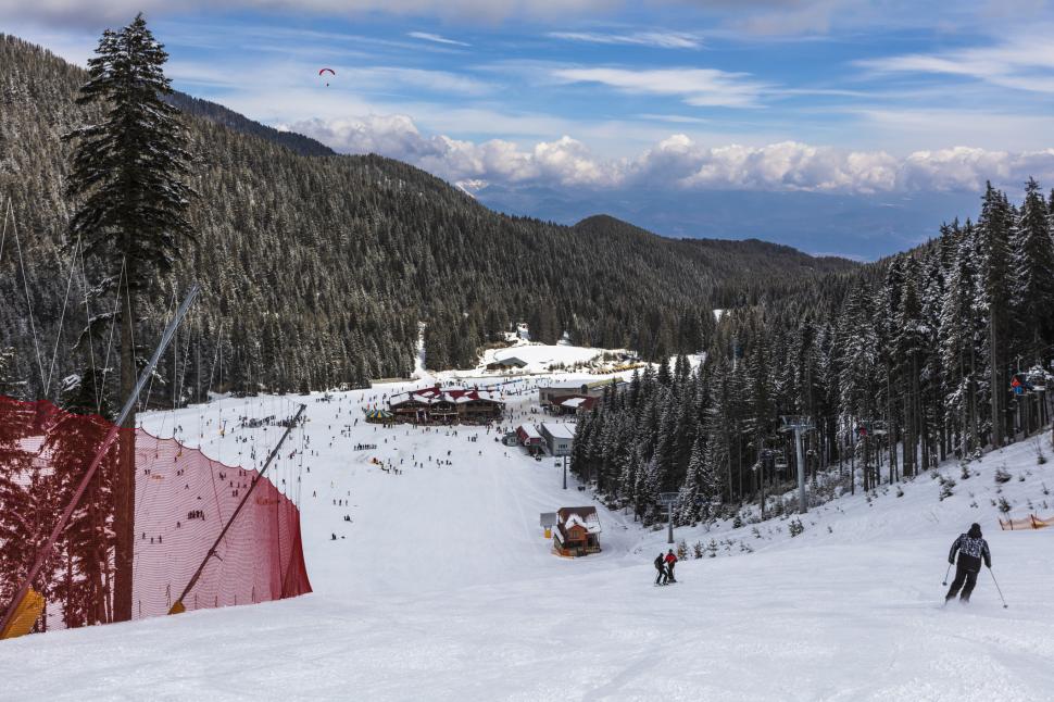 Cea mai accesibilă staţiune de schi din Europa în 2026 e lângă țara noastră: Mulți români aleg pârtiile de acolo. Cât costă un ski pass 1040610