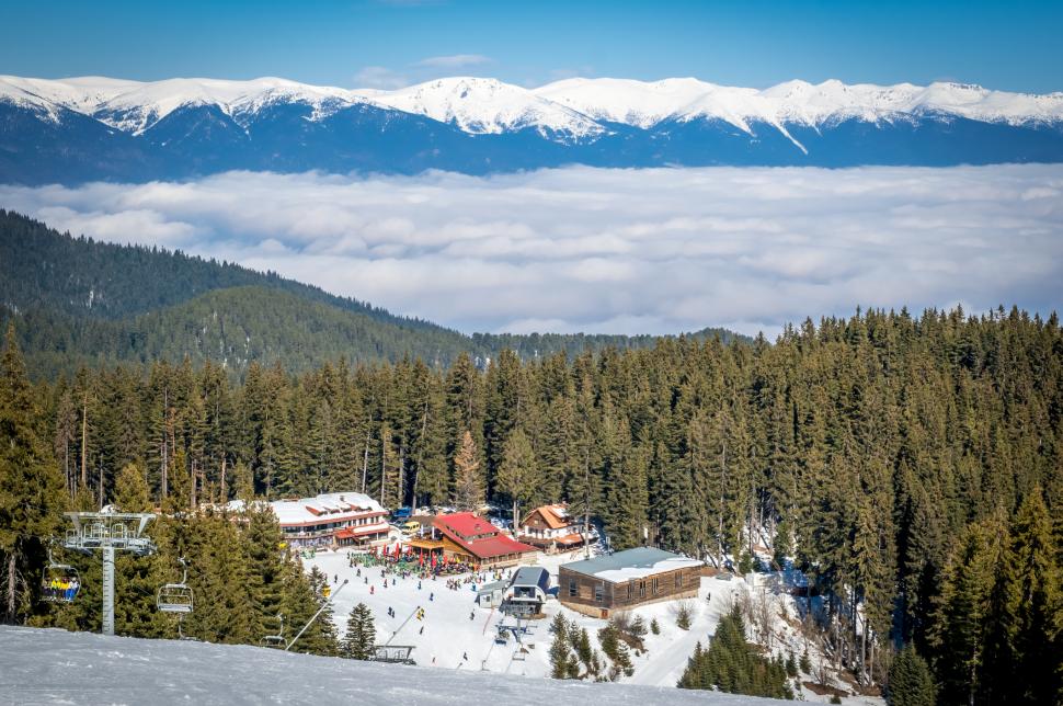 Cea mai accesibilă staţiune de schi din Europa în 2026 e lângă țara noastră: Mulți români aleg pârtiile de acolo. Cât costă un ski pass 1040613