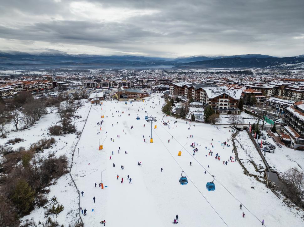 Cea mai accesibilă staţiune de schi din Europa în 2026 e lângă țara noastră: Mulți români aleg pârtiile de acolo. Cât costă un ski pass 1040615