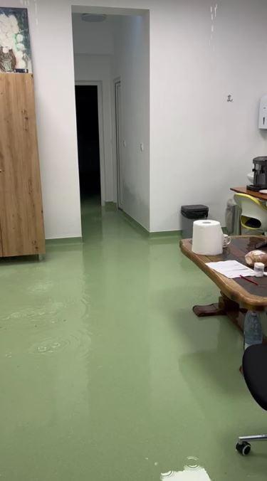 Inundaţie la un spital din Harghita. Apa s-a scurs prin tavan, după ce o ţeavă aflată în podul clădirii s-a fisurat din cauza gerului 1040548