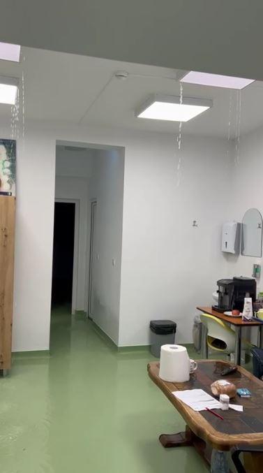 Inundaţie la un spital din Harghita. Apa s-a scurs prin tavan, după ce o ţeavă aflată în podul clădirii s-a fisurat din cauza gerului 1040550