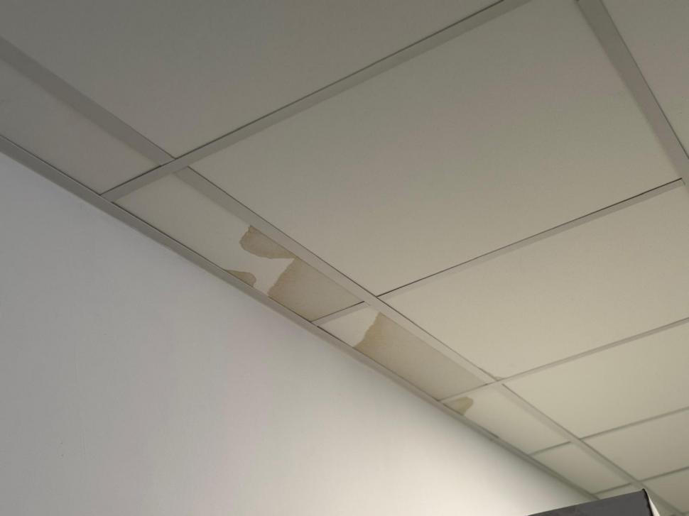 Inundaţie la un spital din Harghita. Apa s-a scurs prin tavan, după ce o ţeavă aflată în podul clădirii s-a fisurat din cauza gerului 1040552