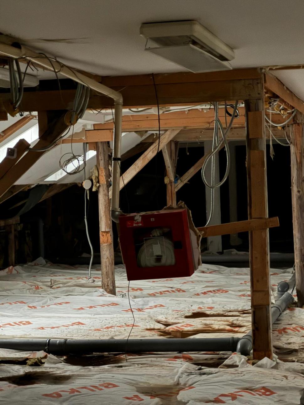 Inundaţie la un spital din Harghita. Apa s-a scurs prin tavan, după ce o ţeavă aflată în podul clădirii s-a fisurat din cauza gerului 1040553