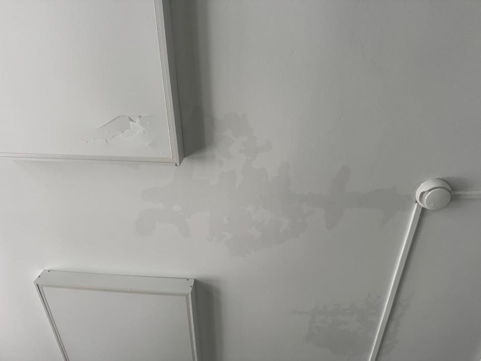 Inundaţie la un spital din Harghita. Apa s-a scurs prin tavan, după ce o ţeavă aflată în podul clădirii s-a fisurat din cauza gerului 1040555