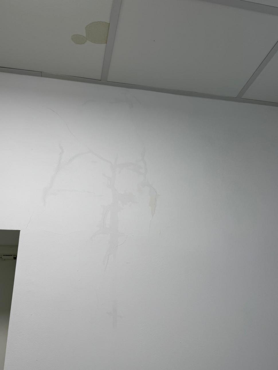 Inundaţie la un spital din Harghita. Apa s-a scurs prin tavan, după ce o ţeavă aflată în podul clădirii s-a fisurat din cauza gerului 1040556