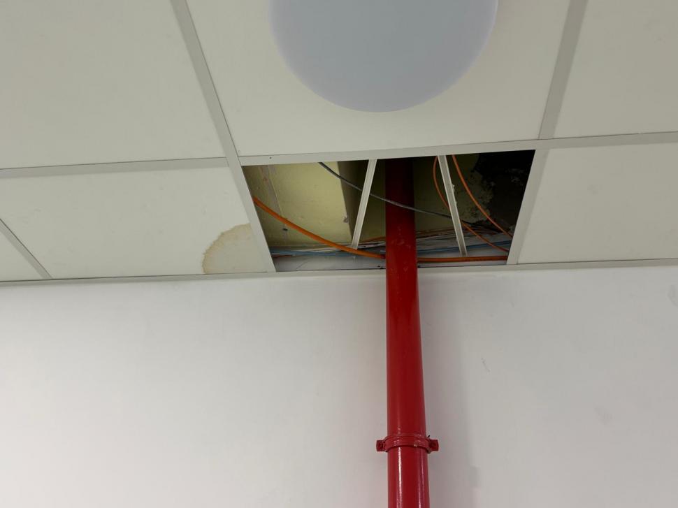 Inundaţie la un spital din Harghita. Apa s-a scurs prin tavan, după ce o ţeavă aflată în podul clădirii s-a fisurat din cauza gerului 1040557