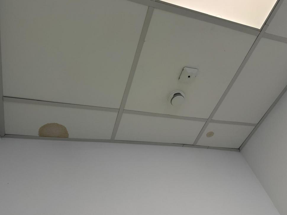 Inundaţie la un spital din Harghita. Apa s-a scurs prin tavan, după ce o ţeavă aflată în podul clădirii s-a fisurat din cauza gerului 1040559