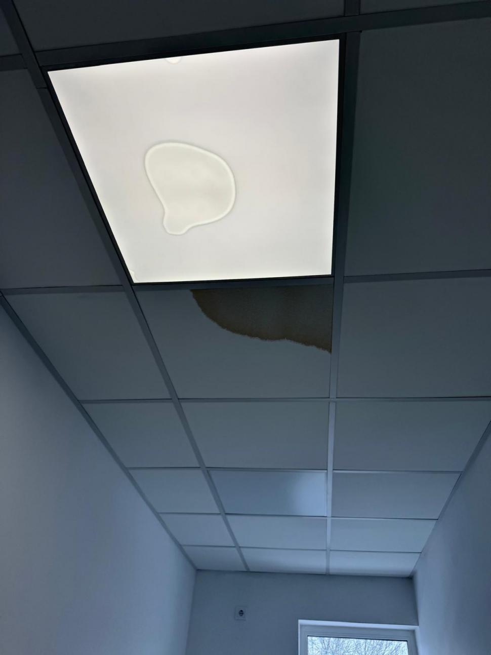 Inundaţie la un spital din Harghita. Apa s-a scurs prin tavan, după ce o ţeavă aflată în podul clădirii s-a fisurat din cauza gerului 1040560