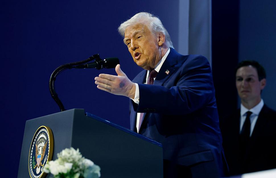 Mulți au observat că Donald Trump avea o mână învinețită la Forumul de la Davos. Ce explicație a dat președintele SUA 1040493