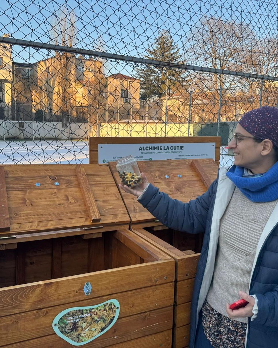 O şcoală din Bucureşti a deschis un punct de compostare și va folosi îngrăşământul în grădină. Ce resturi vegetale pot aduce elevii 1040578