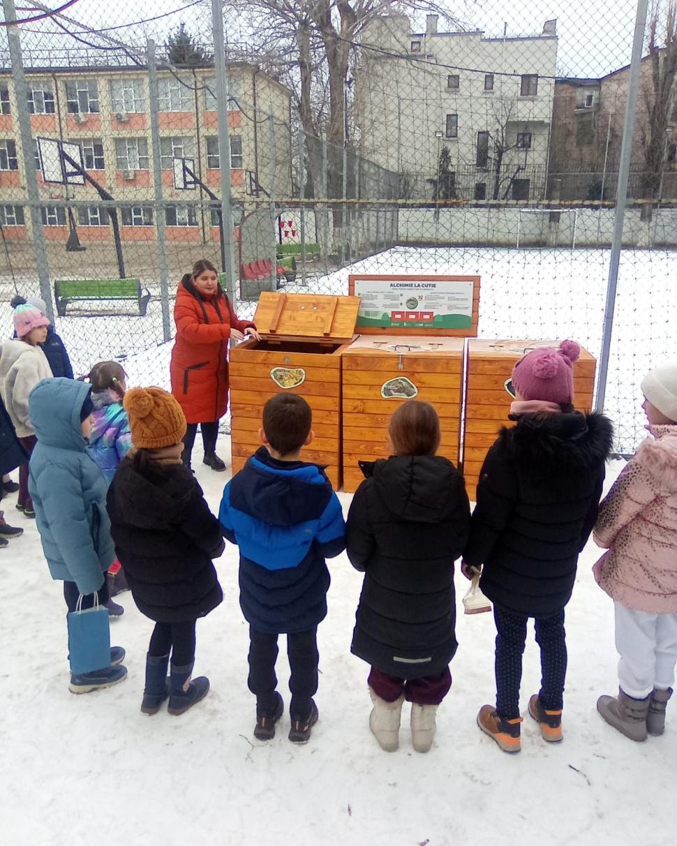 O şcoală din Bucureşti a deschis un punct de compostare și va folosi îngrăşământul în grădină. Ce resturi vegetale pot aduce elevii 1040580