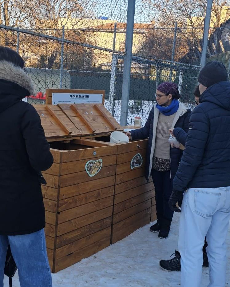 O şcoală din Bucureşti a deschis un punct de compostare și va folosi îngrăşământul în grădină. Ce resturi vegetale pot aduce elevii 1040582