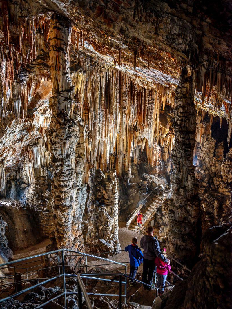 Spectaculoasa lume de sub pământ, la granița dintre Italia și Slovenia: peșteri, sate medievale și un geoparc care unește două țări 1040341