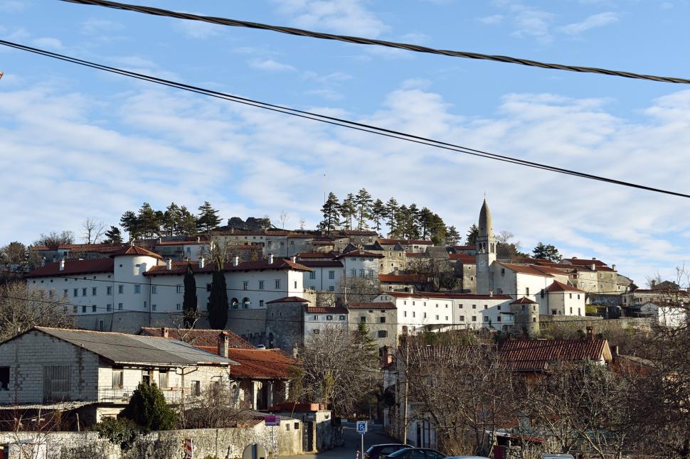 Spectaculoasa lume de sub pământ, la granița dintre Italia și Slovenia: peșteri, sate medievale și un geoparc care unește două țări 1040360