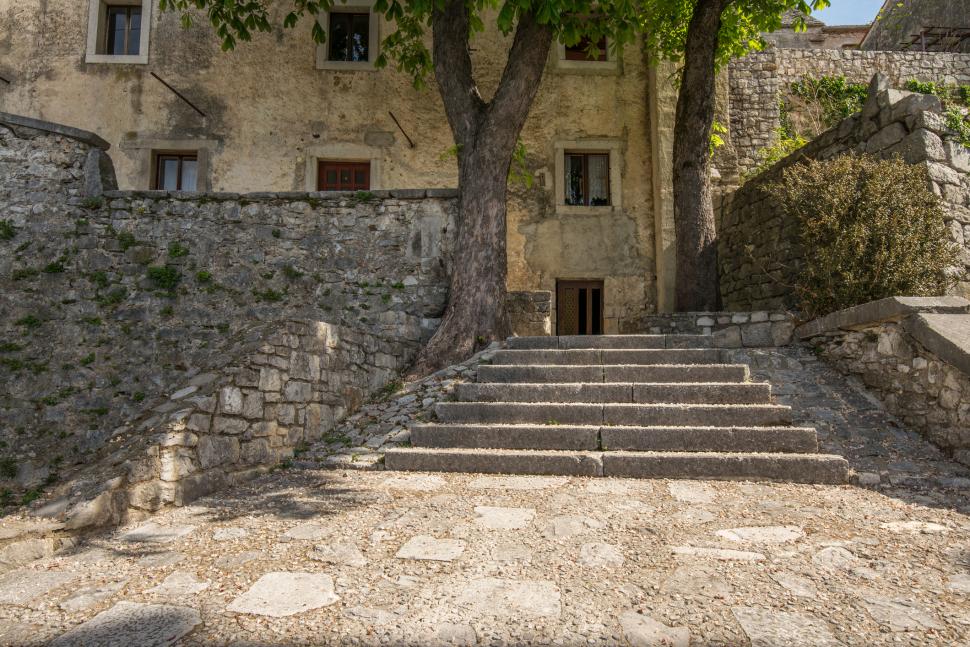 Spectaculoasa lume de sub pământ, la granița dintre Italia și Slovenia: peșteri, sate medievale și un geoparc care unește două țări 1040361